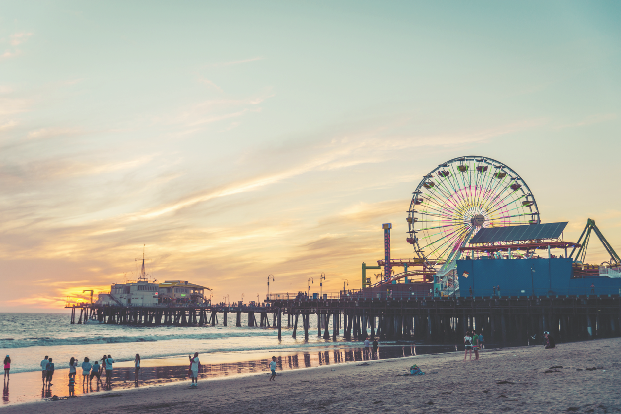 Vale a pena curtir as faixas de areia das praias mais desejadas da Califórnia, como a praia de Santa Monica, a preferida dos turistas